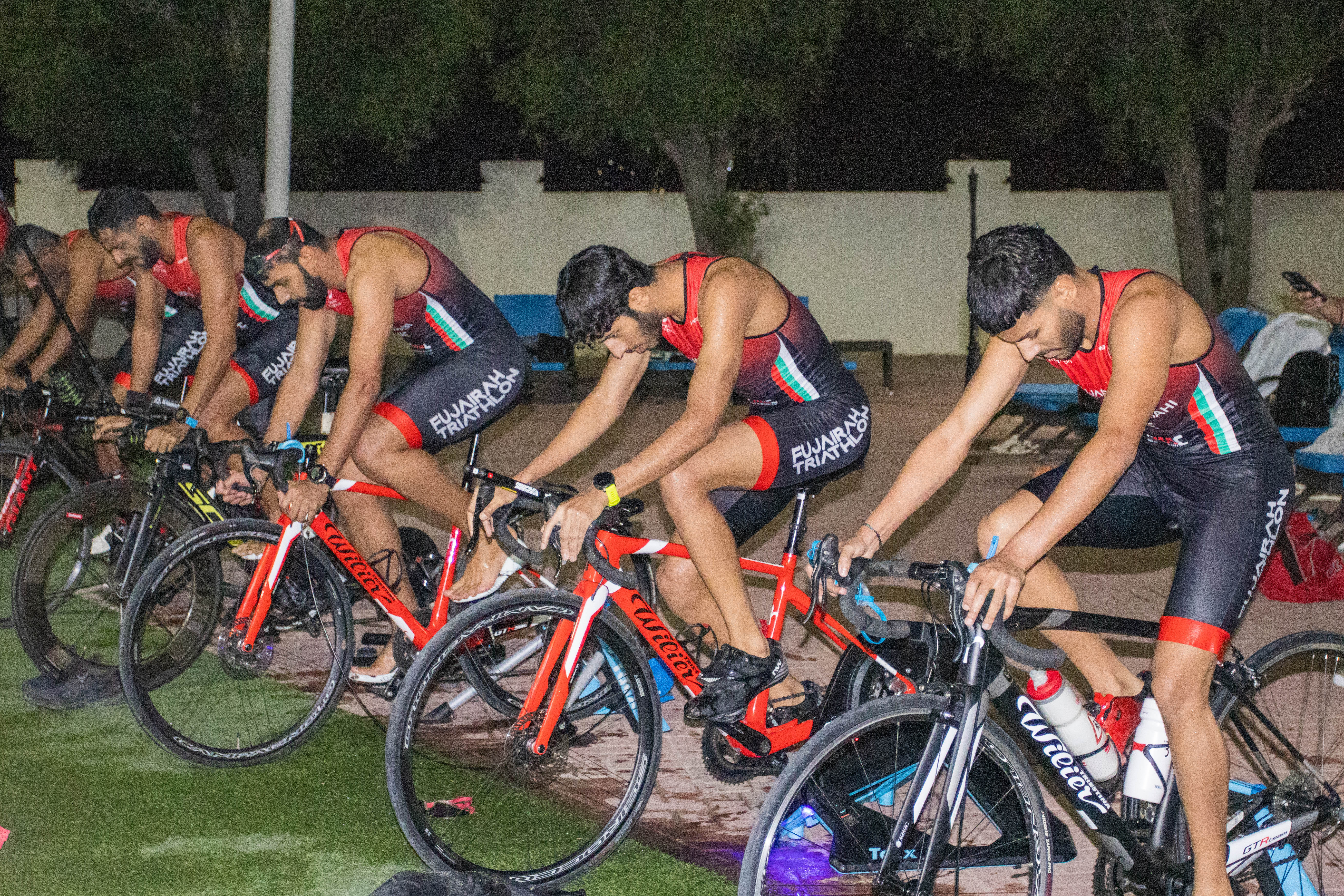 The triathlon team continues its training to participate in the season