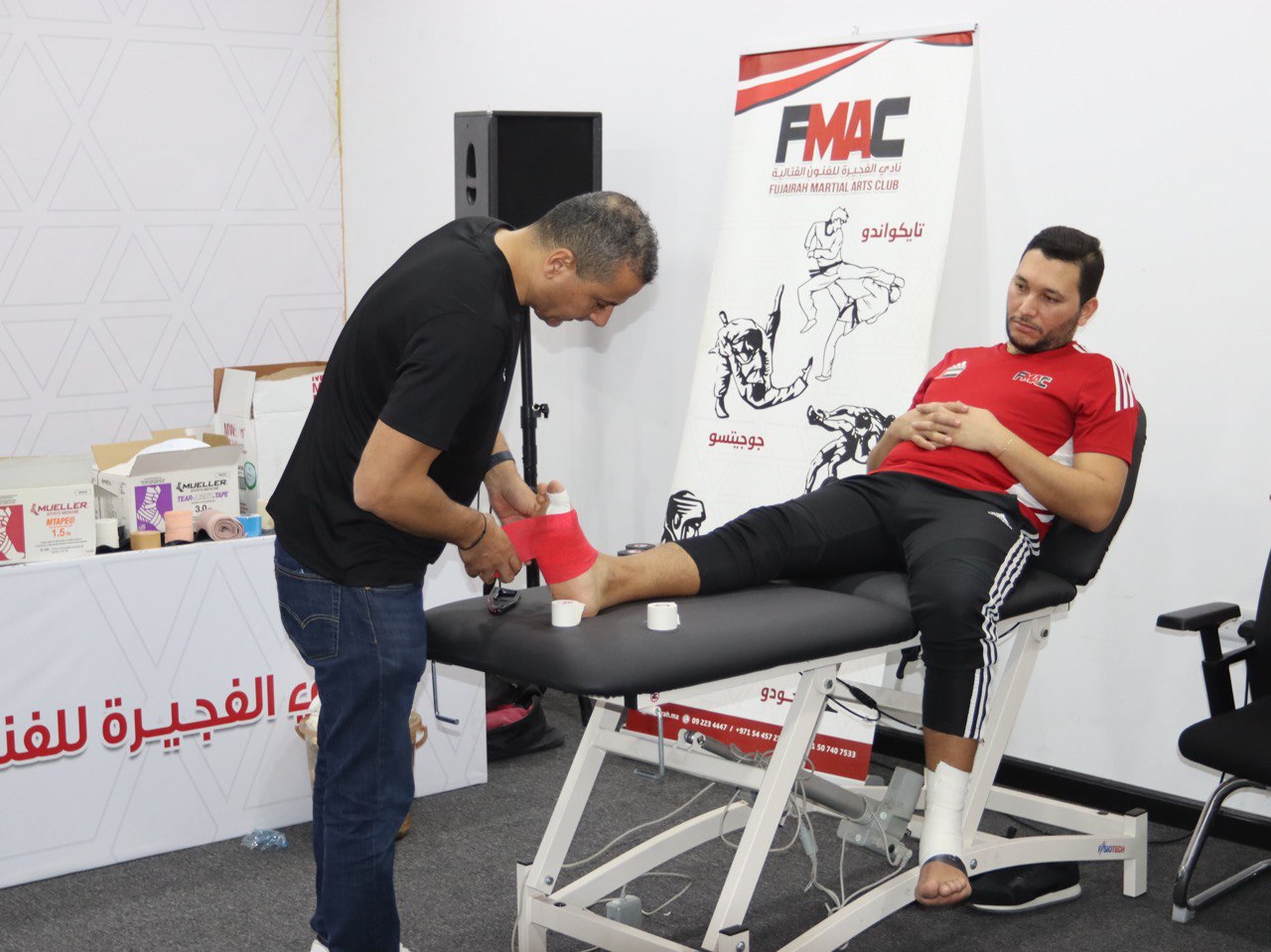 The Fujairah Martial Arts Club organized a training course in the field of physical therapy under the supervision of the physical therapist, Mr. Louay Al-Marayat, representative of Mueller, which included training and explanation for the club’s trainers a