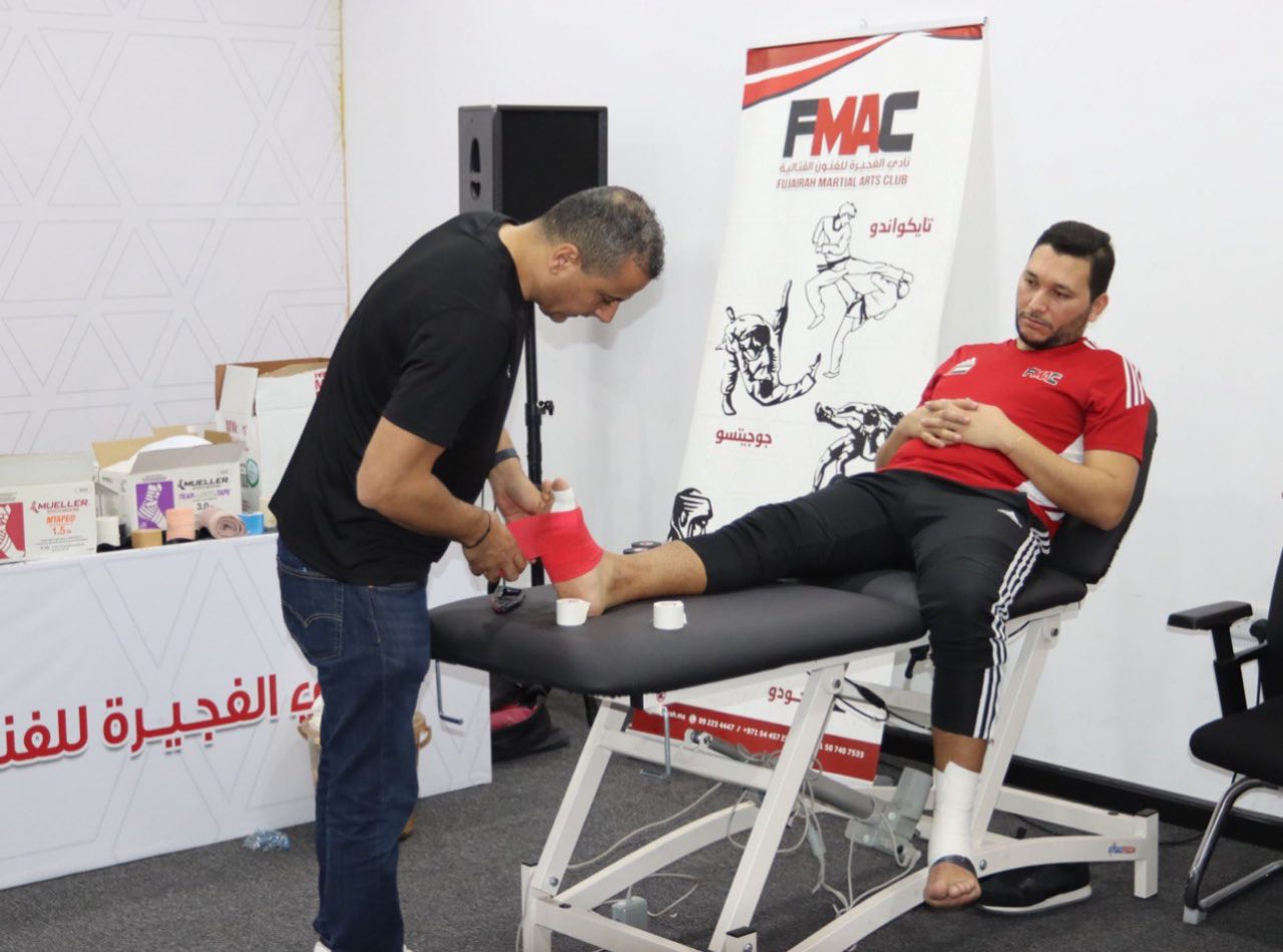 The Fujairah Martial Arts Club organized a training course in the field of physical therapy under the supervision of the physical therapist, Mr. Louay Al-Marayat, representative of Mueller, which included training and explanation for the club’s trainers a