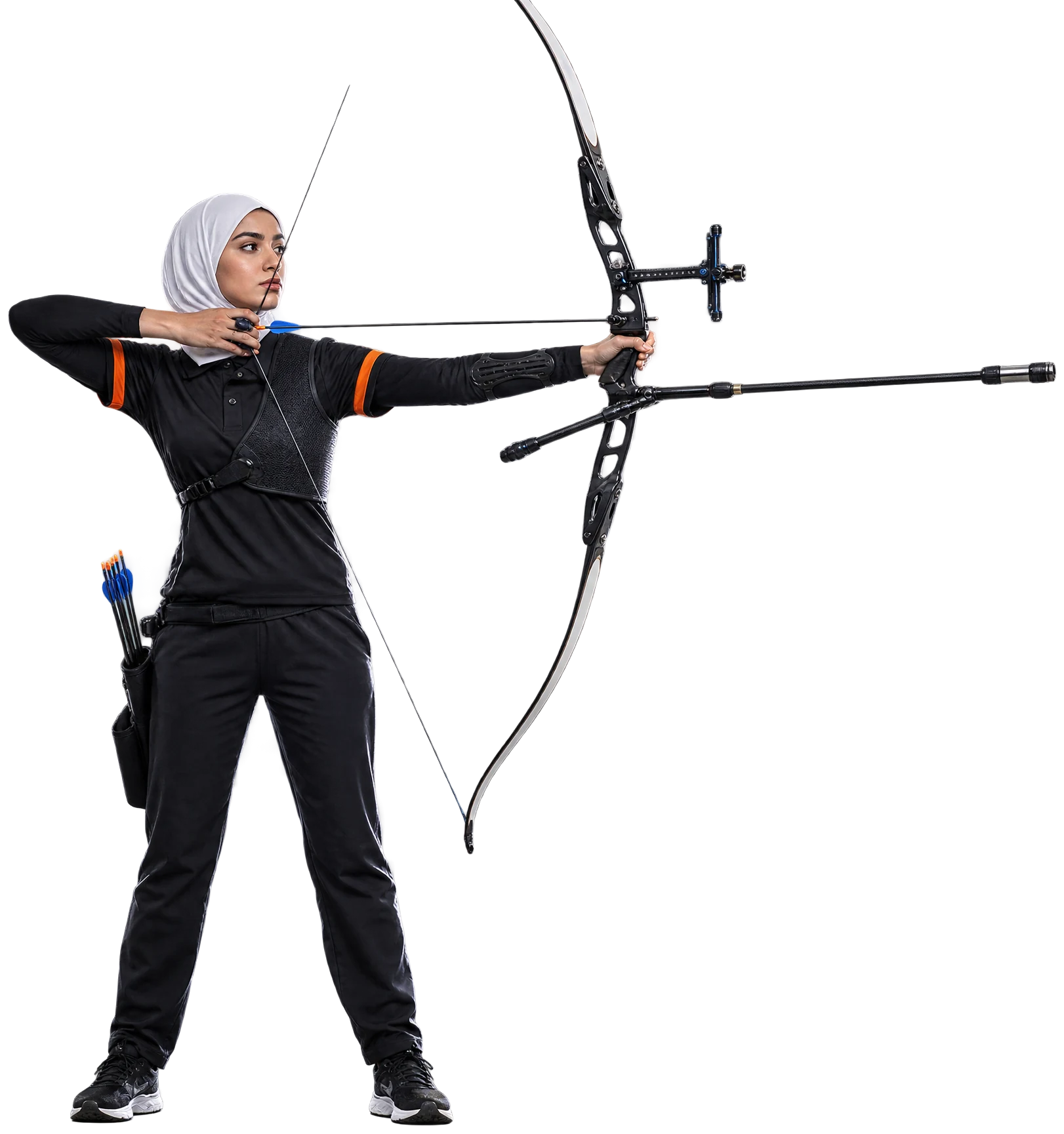 رامية بحجاب أبيض وقميص فريق أسود تشدّ وتر القوس المنحني بالكامل